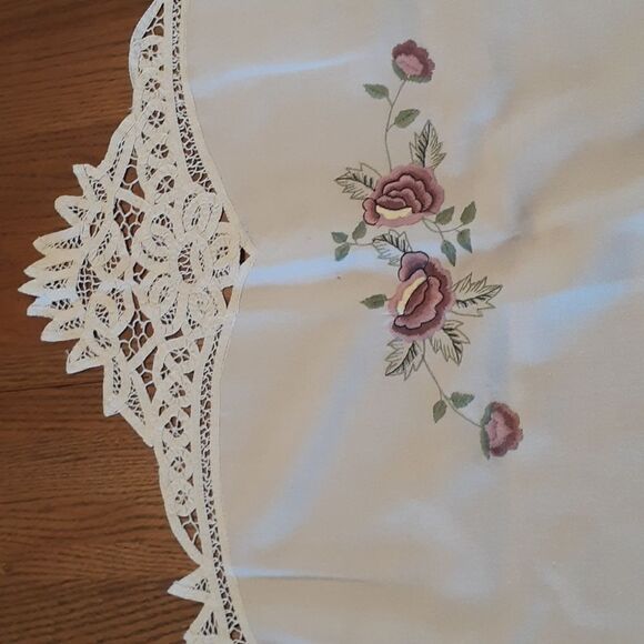 Victorian Embroidery needle point rose mantle cloth with heritage lace edge - Picture 5 of 12